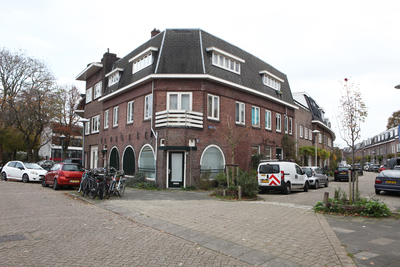 916123 Gezicht op de hoek van de Anna Maria van Schurmanstraat (links) en de Spieghelstraat (rechts) te Utrecht.